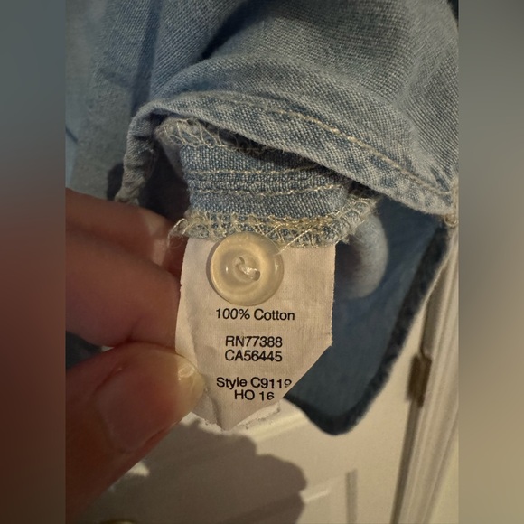 Madewell Chambray Ex-Boyfriend Shirt in Buckley Wash, Medium - Picture 4 of 6